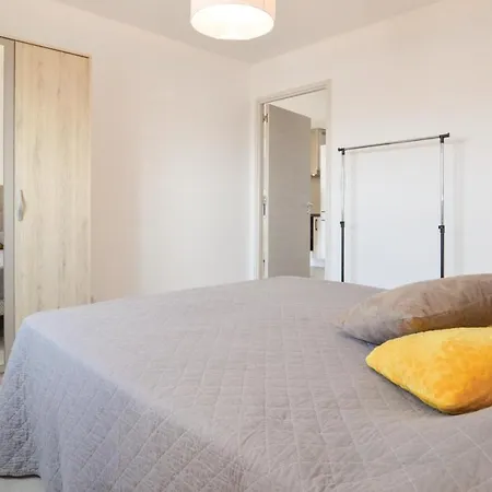 Daire 1 Bedroom Gorgeous Apartment In Ajaccio